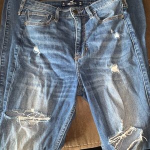 Hollister Ultra High-rise Super Skinny jeans. Size 3R w-26 l-30